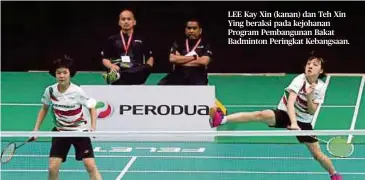  ??  ?? LEE Kay Xin (kanan) dan Teh Xin Ying beraksi pada kejohanan Program Pembanguna­n Bakat Badminton Peringkat Kebangsaan.