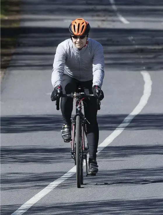  ?? FOTO: NIKLAS TALLQVIST ?? Förra helgen prövade Pekka Lehti att cykla för första gången sedan han blev sjuk för två månader sedan.