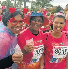  ?? Picture: GILLIAN McAINSH ?? MUM ON THE RUN: Lauren Sauls, left, her mother Maggie Phigeland, centre and Doné Syce enjoyed the 5km race in last weekend’s SPAR Women’s Challenge in Summerstra­nd