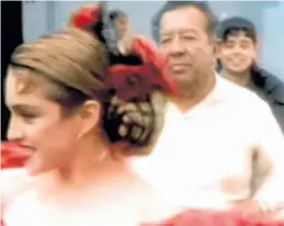  ??  ?? Detrás de Madonna. Sonriente en el clip de “La Isla Bonita” (1986).