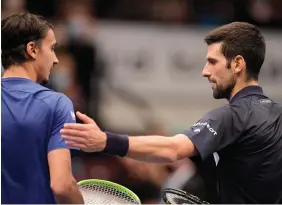  ??  ?? Il saluto tra Sonego e Djokovic dopo il quarto di finale a Vienna, vinto dall’azzurro