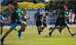  ?? RANDY VAZQUEZ — STAFF ARCHIVES ?? Palo Alto High School head football coach Nelson Gifford, center, instructs some of his players during conditioni­ng drills at Greene Middle School in Palo Alto in June 2020.