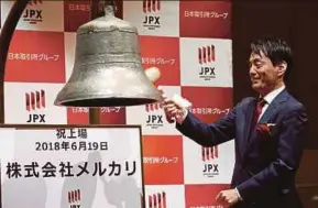  ?? REUTERS PIC ?? Mercari Inc chief executive officer Shintaro Yamada rings a bell to mark the company’s debut on the Tokyo bourse’s Mothers market for startups yesterday.