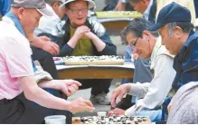 ?? Korea Times file photo ?? Elderly people play ‘go’ at Jongmyo Park in Seoul. A majority of economists surveyed by The Korea Times said the country’s increasing­ly elderly population and low birthrate are the biggest economic problems facing the country.