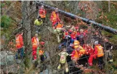  ?? FOTO: NICOLAI PREBENSEN/N247 ?? 24-åringen er akkurat funnet i det svaert bratte terrenget nord for Tangvall i Søgne.