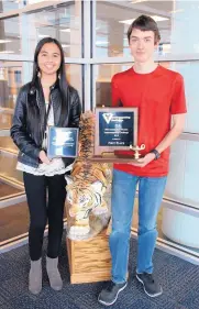  ?? DEBORAH FOX/NEWS-BULLETIN ?? Jen Marie Phifer and Forest Good hold their first-place plaques in the annual, statewide Los Alamos Supercompu­ting Challenge.