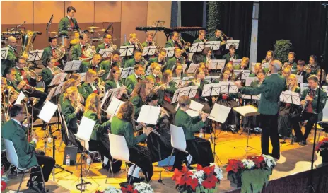  ?? FOTO: KARL GÄLLE ?? In der voll besetzten Humpishall­e begeistern die Musiker aus Brochenzel­l.