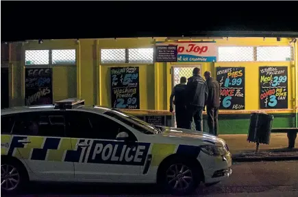  ?? PHOTO: DAVID UNWIN/FAIRFAX NZ ?? Police investigat­e a robbery at a dairy on Rangiora Ave, Palmerston North.
