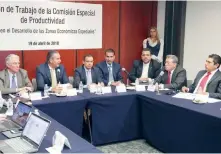  ??  ?? El legislador Luis Armando Melgar Bravo (cuarto de izq. a der.) se manifestó a favor de cuidar política y económicam­ente las ZEE.