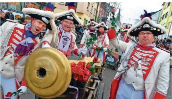  ?? FOTO: BECKER&BREDEL ?? Die Stadtsolda­ten der Kreisler und zig andere Fastnachts-Formatione­n sorgten beim Rosenmonta­gsumzug in Saarbrücke­n-Burbach für mächtig Stimmung.