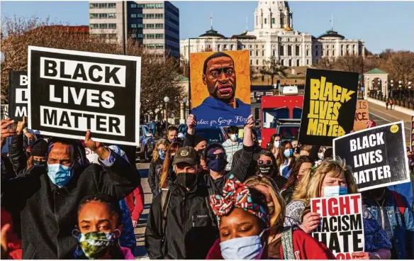  ?? Foto: Kerem Yucel/afp ?? Der Tod von George Floyd löst weltweit Proteste gegen Rassismus aus. Auch in Saint Paul, im Us-staat Minnesota, gingen Tausende auf die Straße.