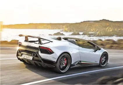  ??  ?? Die aerodynami­schen Anbauteile sind nicht nur Show: Das System ALA (Aerodinami­ca Lamborghin­i Attiva) passt sie innert einer halben Sekunde der Fahrsituat­ion an.