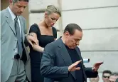  ??  ?? 4 agosto 2013 Berlusconi, con Francesca Pascale, si commuove alla manifestaz­ione di solidariet­à del Pdl dopo la conferma della condanna da parte della Cassazione