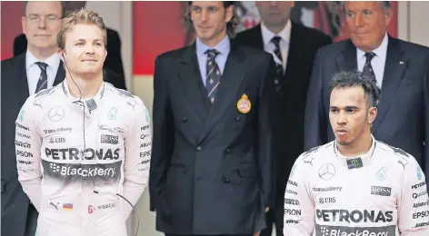  ?? FOTO: IMAGO ?? Der Blick von Lewis Hamilton (rechts) geht ins Leere. Souverän war der Engländer in Monte Carlo unterwegs gewesen und schien nach seinem ersten Platz im Qualifying vor seinem zweiten Sieg nach 2008 zu stehen. Am Ende aber war Nico Rosberg der Sieger,...