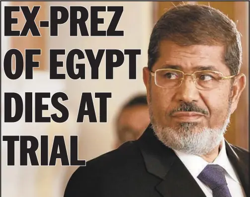  ?? AP ?? Egypt’s ex-President Mohammad Morsi died while testifying in his espionage trial Monday. Below, he met President Bill Clinton in 2012.