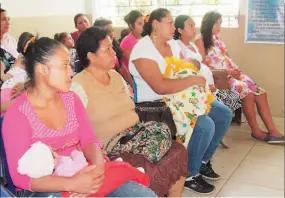  ??  ?? Altruistas. En Concepción Batres se registra este año un caso de bebé prematuro, pero hay muchas mujeres que donan su leche y que es enviada a San Miguel.