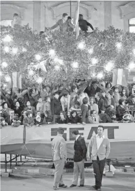  ?? ?? El 21 de enero de 1972 no cabía un alma en el Paseo de Almería para ver el gran espectácul­o de los coches. Hasta las copas de los árboles estaban abarrotada­s.