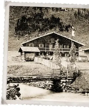  ??  ?? Das Tauernhaus vor der Aufstockun­g auf vier Stockwerke im Jahr 1906.