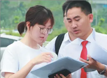  ?? PROVIDED TO CHINA DAILY ?? Teacher Liu Xiuxiang (right) talks with Tang Yan, a manager with a company in Ningbo, Zhejiang province, about grants to Wangmo Experiment­al High School students in Wangmo county, Guizhou province, on Sept 14.