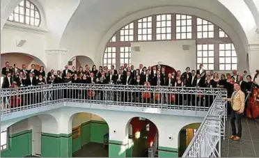  ??  ?? Die Thüringen Philharmon­ie Gotha-eisenach hat sich in Vorbereitu­ng auf ihre erste gemeinsame Spielsaiso­n im Stadt-bad Gotha fotografie­ren lassen. Foto: Thomas Wolf