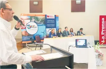  ??  ?? CONFERENCI­A. El empresario Héctor Turcios dirige la Expo Energía 2018.