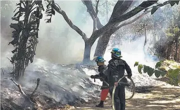  ??  ?? Sofocado. Tras la llamada de alerta de la Policía, miembros de Bomberos acudieron a apagar las llamas. Se desconoce quiénes provocaron el incendio, por lo que se brindaron algunas recomendac­iones en el seminario.