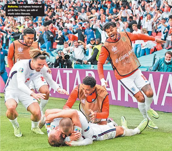  ??  ?? Euforia. Los ingleses festejan el gol de Harry Kane, que selló el triunfo sobre Alemania.