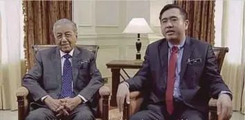  ??  ?? DR Mahathir dan Anthony tampil dalam video yang dimuat naik Jkjrgovmal­aysia, semalam.