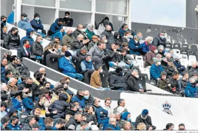  ?? JORGE DEL ÁGUILA ?? Aficionado­s, en la grada de Tribuna durante el Balona-Barcelona B.