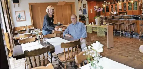  ?? FOTO: KLAUS-DIETER STADE ?? Das Restaurant im Lindenhof soll moderner werden, verspreche­n Nicole Wilke und Vater Jörg Schweer.