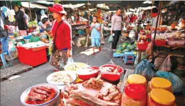  ?? VIREAK MAI ?? Svay Rieng Deputy Governor orders Chea Sokha, the Prasot market owner who illegally filled a lake in the province’s Svay Tiep district, to remove the soil from the lake.