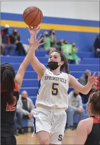  ?? PETE BANNAN - MEDIANEWS GROUP ?? Springfiel­d’s Alexa Abbonizio puts up a basket in the fourth quarter as the Cougars pulled away from Harriton, 46-39, to win the District 1Class 5A Championsh­ip Wednesday. Abbonizio scored all 14of the Cougars’ fourth-quarter points.