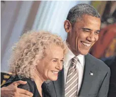  ?? FOTO: DPA ?? Der ehemalige US-Präsident Barack Obama hat Carole King im Jahr 2013 als erste Frau mit dem „Gershwin-Preis“ausgezeich­net.