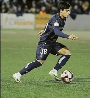  ?? FOTO: RS ?? Alberto Dadie conduce el balón en el partido de Copa ante el Buñol.