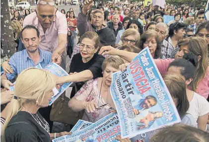  ??  ?? Reclamo. Una de las marchas por el cura Juan Viroche. Para esta noche, a las 20.30, convocaron a otra.