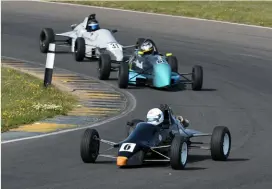  ?? ?? BRSCC’s FF1600 racers tried to take heat out of marshallin­g