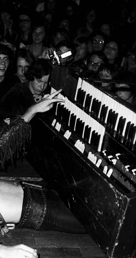  ??  ?? THE GREATEST SHOWMAN: EMERSON MADE THEKEYBOAR­D A REAL ROCK’N’ROLL INSTRUMENT.