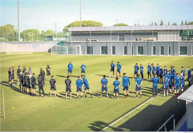  ?? JESÚS MARÍN ?? La plantilla del Cádiz forma un corro durante un entrenamie­nto en la Ciudad Deportiva de El Rosal.