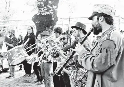  ??  ?? LA BANDA TEATRAL La Diente de Oro.