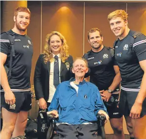  ??  ?? Brynja Duthie and former teacher Donald Grewar pictured with Scottish rugby players, from left: Robert Harley, Fraser Brown and Jonny Gray.