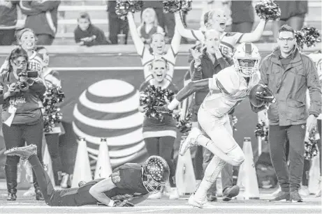  ?? Joe Buvid photos ?? The Woodlands receiver Kesean Carter, right, leaves an Austin Bowie defender in his dust en route to a 43-yard TD in the second quarter.