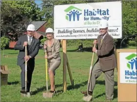  ?? Photo courtesy of Habitat for Humanity of Bucks County ?? Kristin Vogel and her daughter, Faith, 8, are excitedly waiting for their new home to be built in the Penn Villa developmen­t as part of Habitat for Humanity of Bucks County’s new 10-home constructi­on project. Habitat board President Ed Hughes, left,...