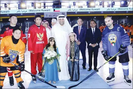  ?? KUNA photo ?? Dawood Marafi poses with some of the players after the opening ceremony.