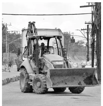  ?? LIONEL ROOKWOOD ?? Constant Spring Road, St Andrew, under constructi­on.