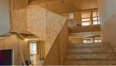  ?? Foto: dpa ?? Eine neue Kita wird in Berlin gebaut. Teile wie etwa Wände und die Treppe sind aus Holz.