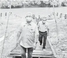  ??  ?? BARU SANGKAI: Sikie lebuh ke datai ba Rumah Robert ngena perengka pengangkut sungai.