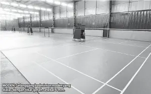  ??  ?? MODEN: Gelanggang badminton moden yang dialas dengan tikar getah setebal 6 mm.