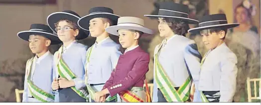  ?? ?? Raúl Mancera, alcalde infantil, junto a su corte.