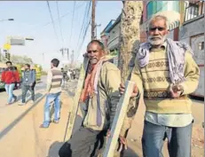  ?? VIRENDRA SINGH GOSAIN/HT PHOTO ?? Labourers wait for work in Noida. Studies reveal that BPL cards are not just in the hands of the poorest, many wealthy rural households also have them