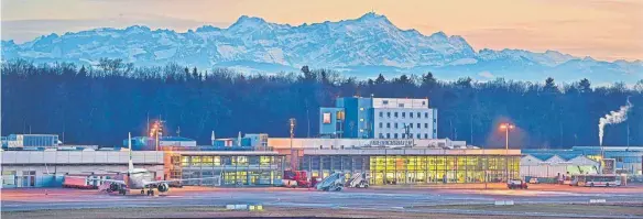  ?? FOTO: FLUGHAFEN ?? Terminal des Flughafens Friedrichs­hafen vor dem Panorama des Säntis: Die Wirtschaft will über den Fördervere­in zeigen, wie wichtig der Airport für die Region Bodensee-Oberschwab­en ist.